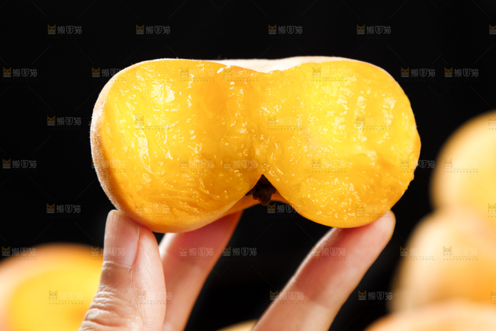 木板上放着毛蟠桃