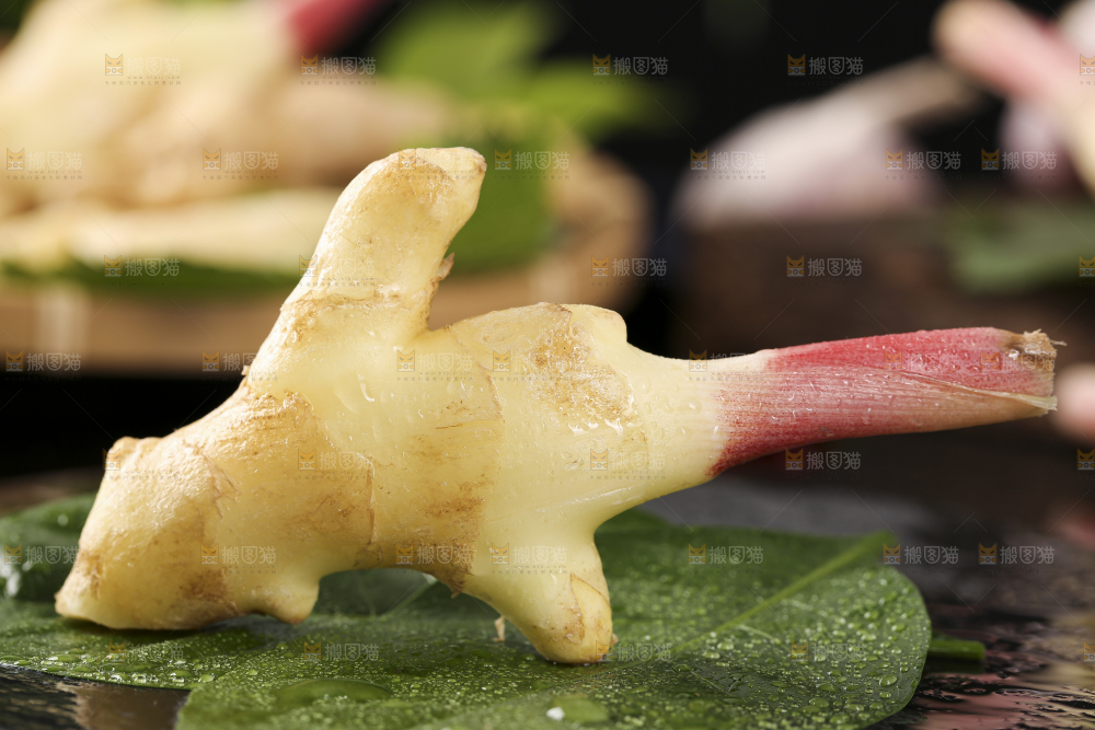 黑石板上放着红芽嫩仔姜