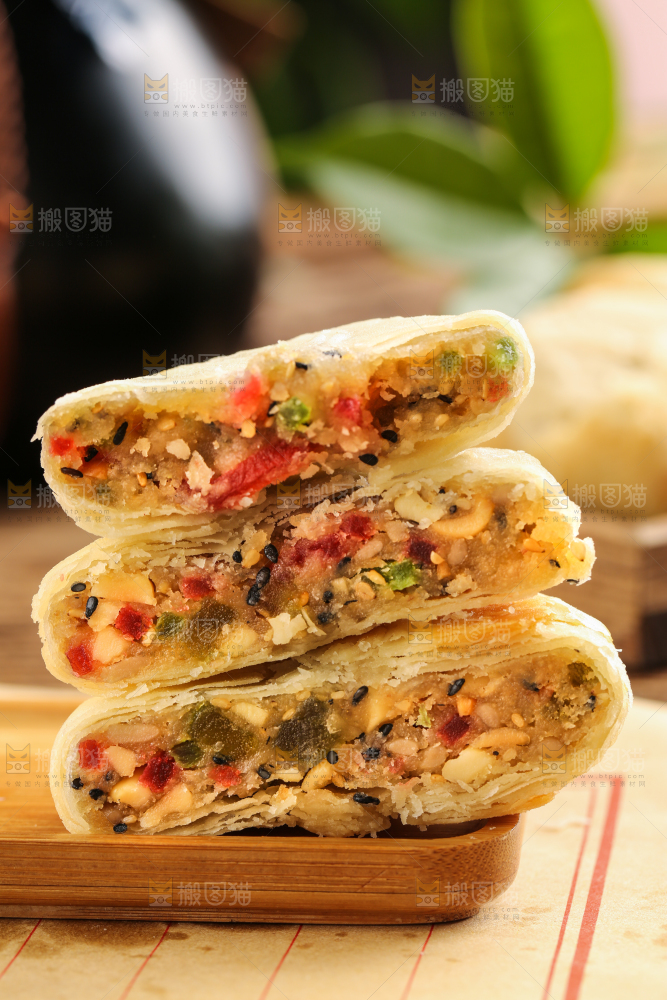 木板上的酥皮月饼
