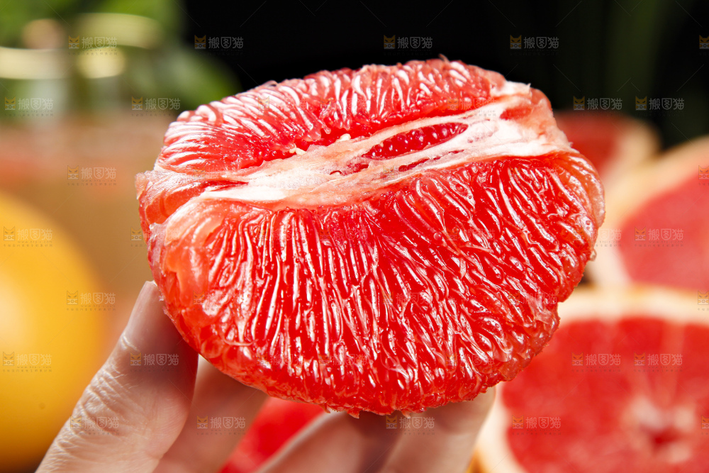 深底上放着南非红心西柚