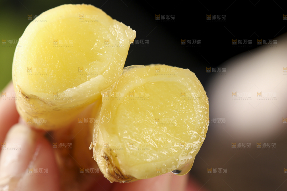 手里拿着红芽姜