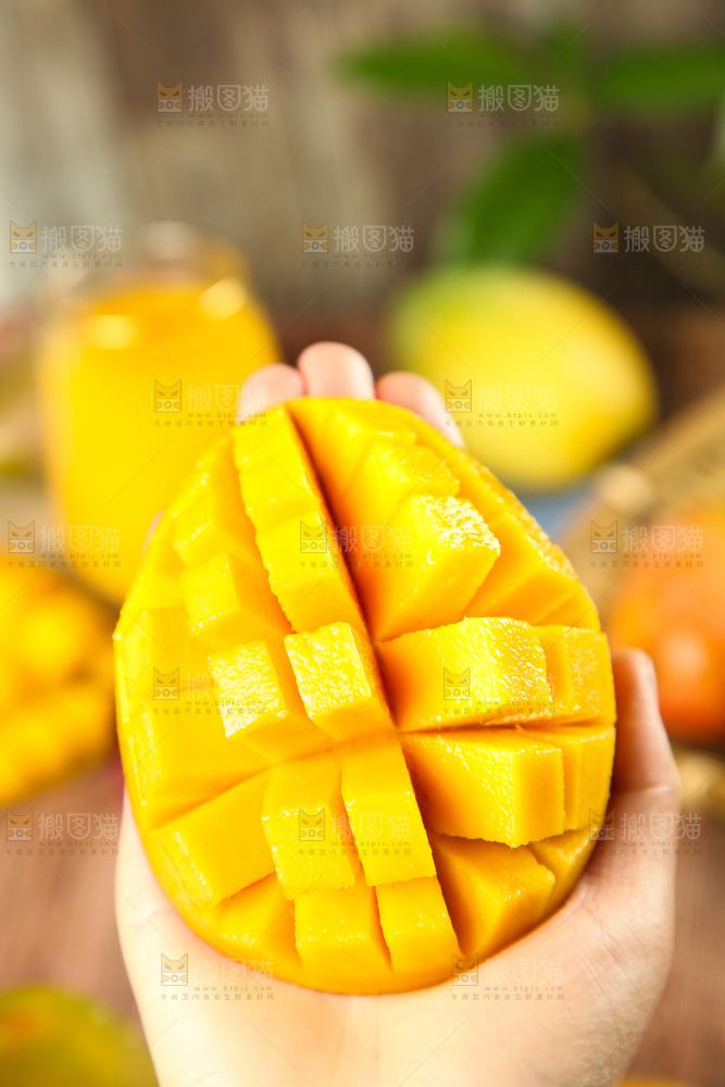 手里拿着吉禄芒果