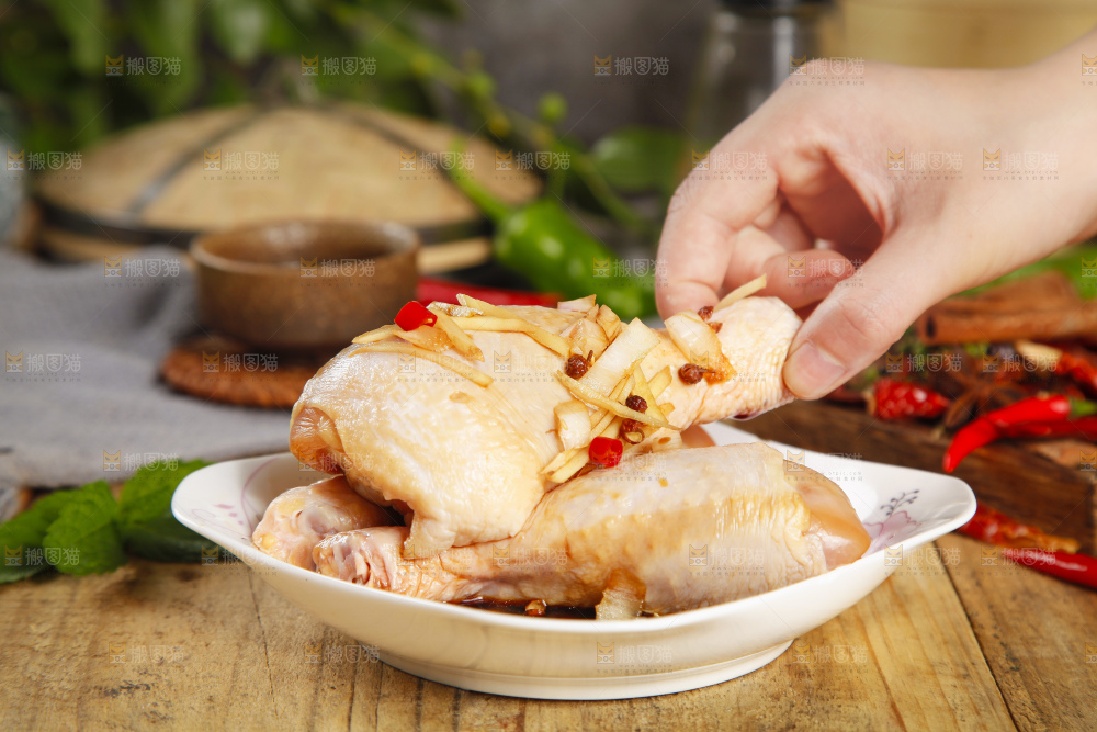 板子上放腌鸡腿