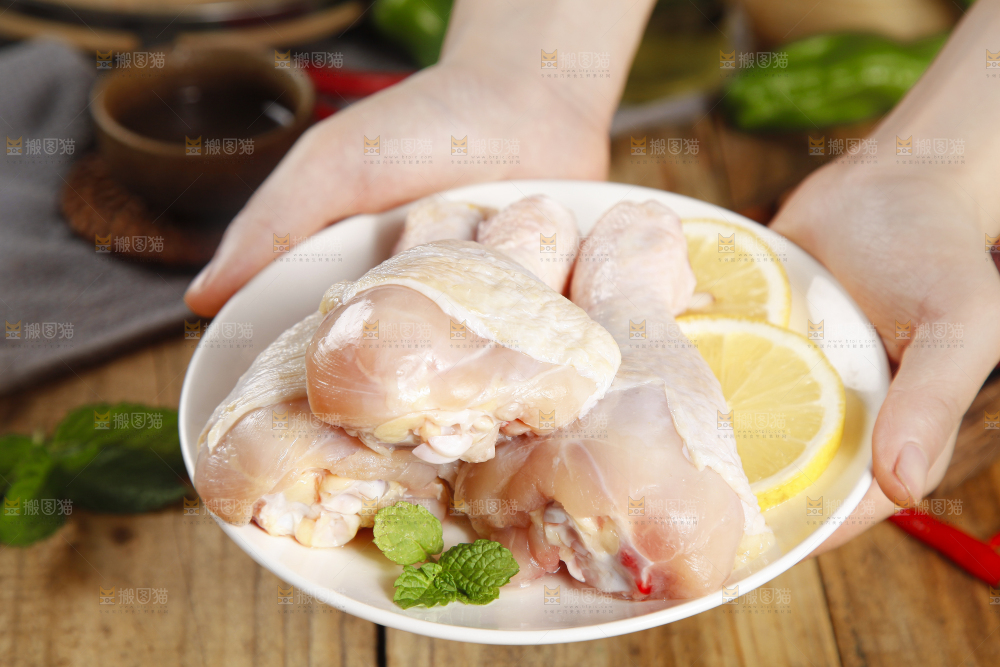 板子上放腌鸡腿