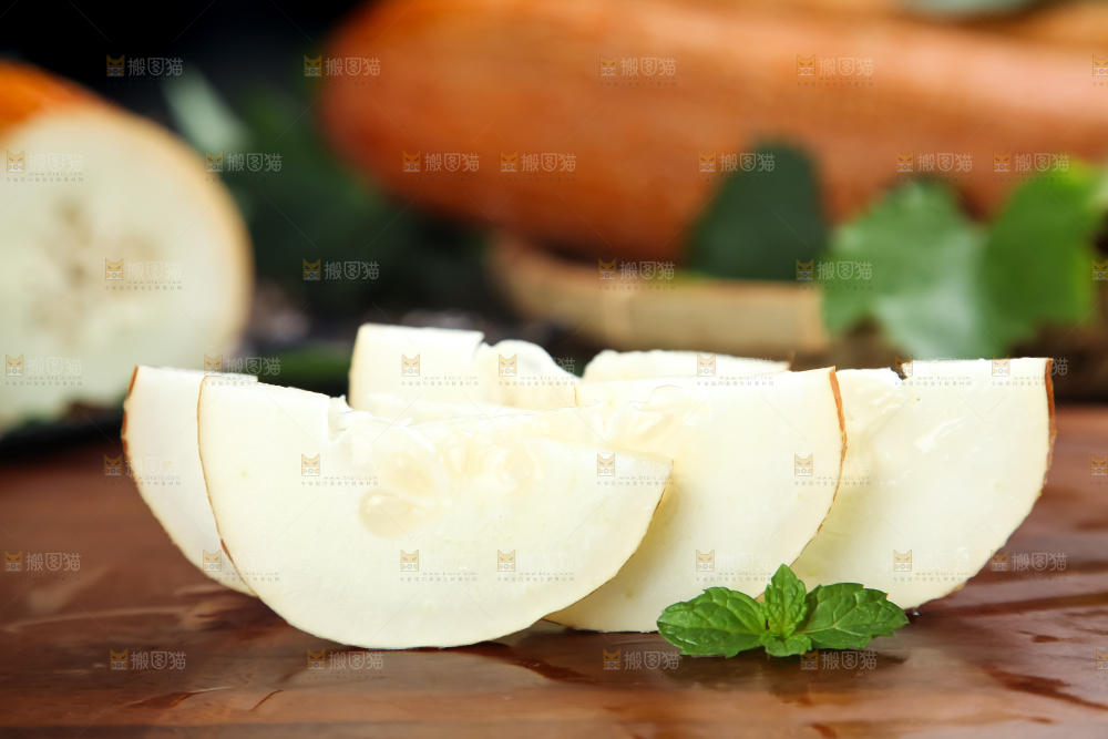 木板上的黄皮大黄瓜