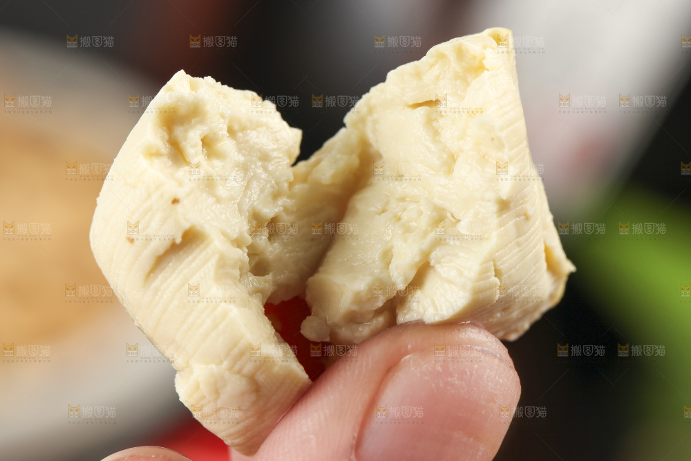 手上拿着包浆豆腐