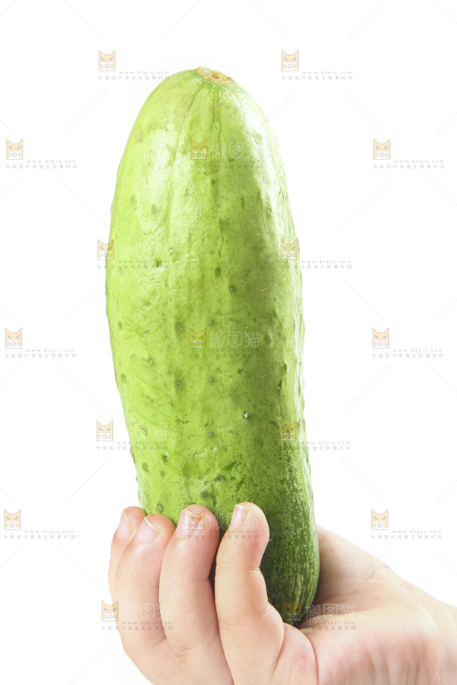 手上拿着水果黄瓜
