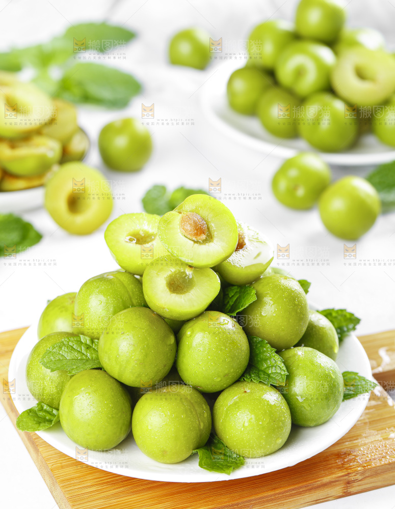 盘子里的土李子