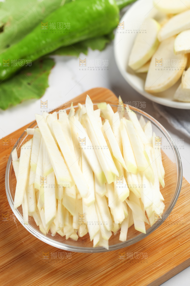 碗里装着鲜嫩茭白
