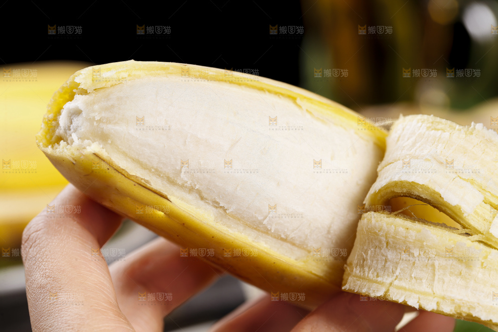 深底上放着广西苹果蕉
