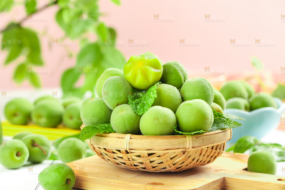 篮子里放着脆青梅
