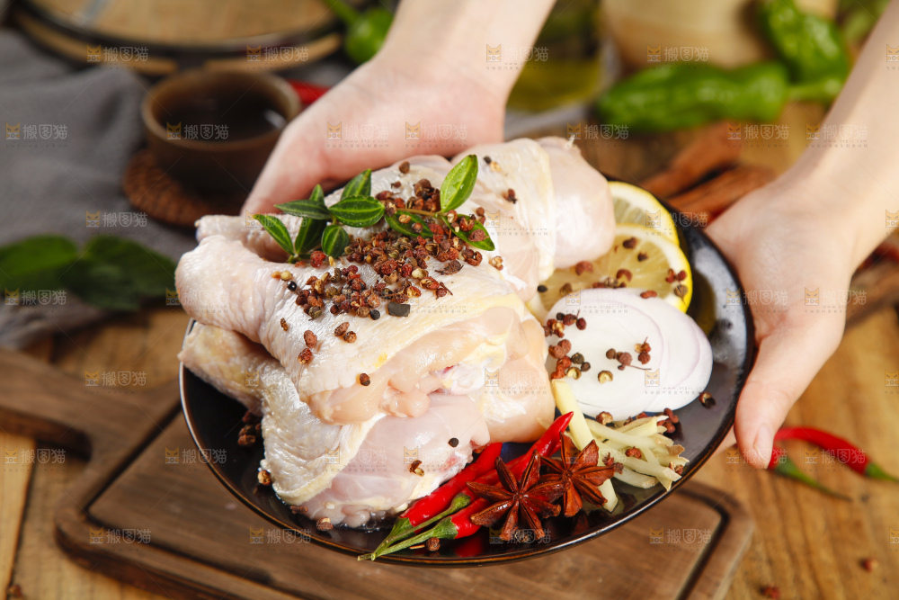 板子上放腌鸡腿