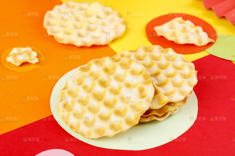 彩底上放着石头饼