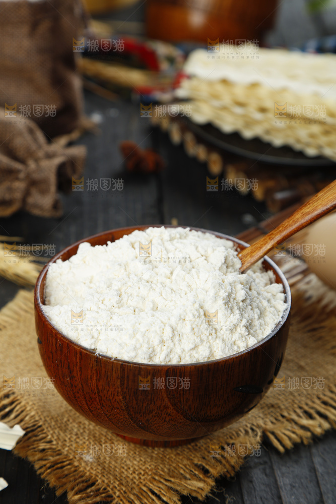 碗里装着面粉