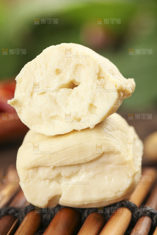 竹垫上放着云南包浆豆腐