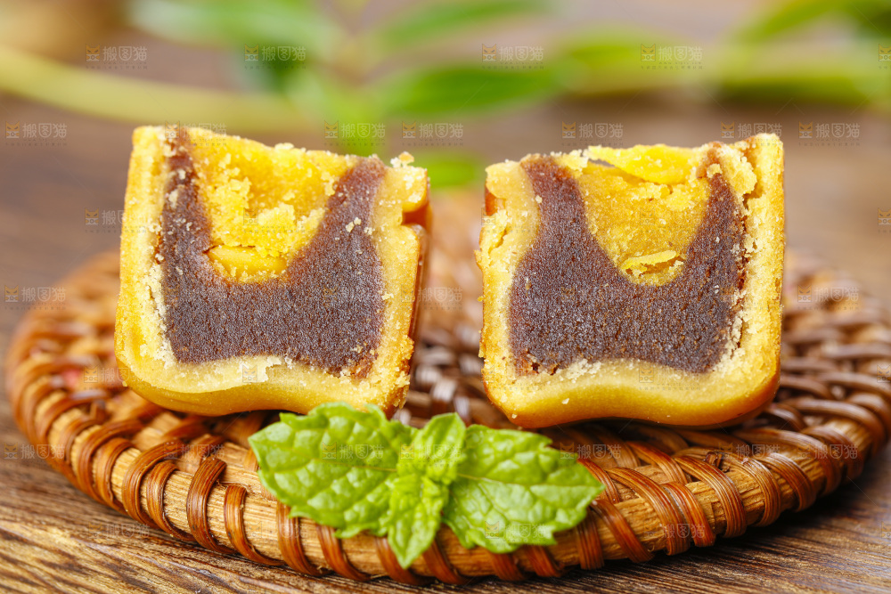 竹垫上的广式豆沙月饼
