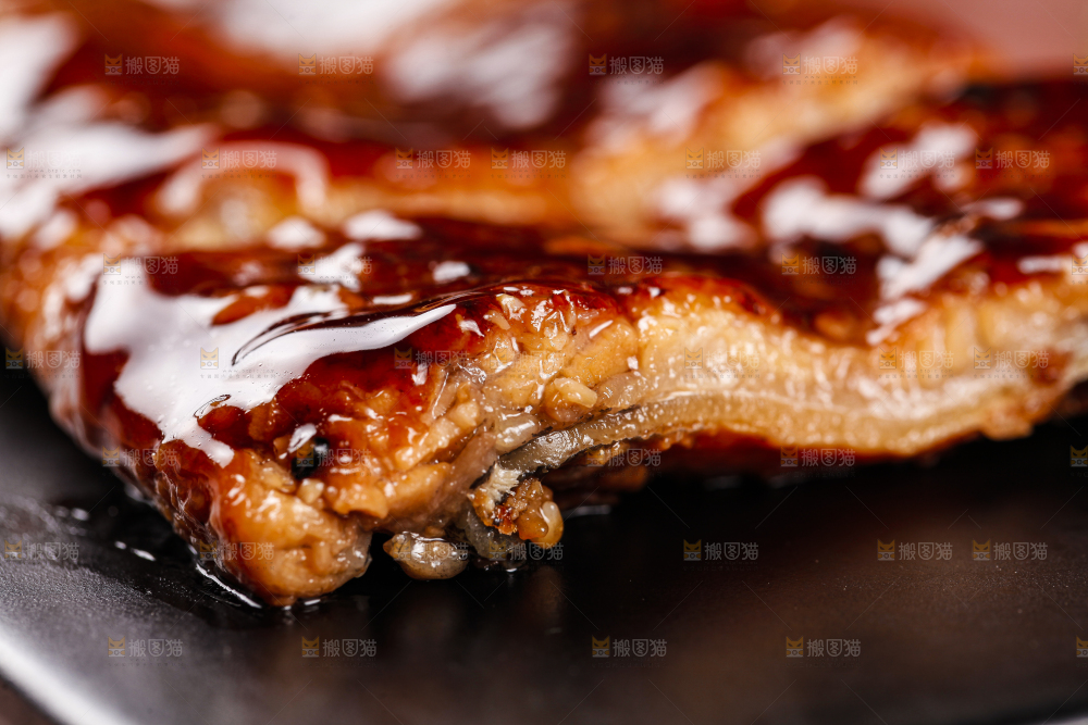 木板上放着日式蒲烧鳗鱼