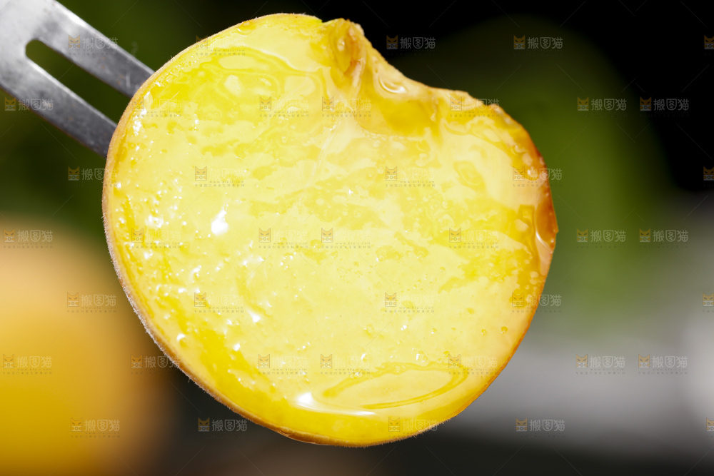 黑底上的毛蟠桃
