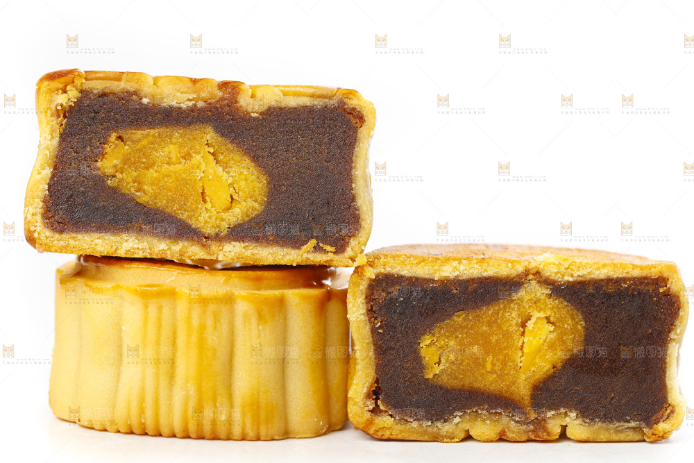 白底上放着广式月饼