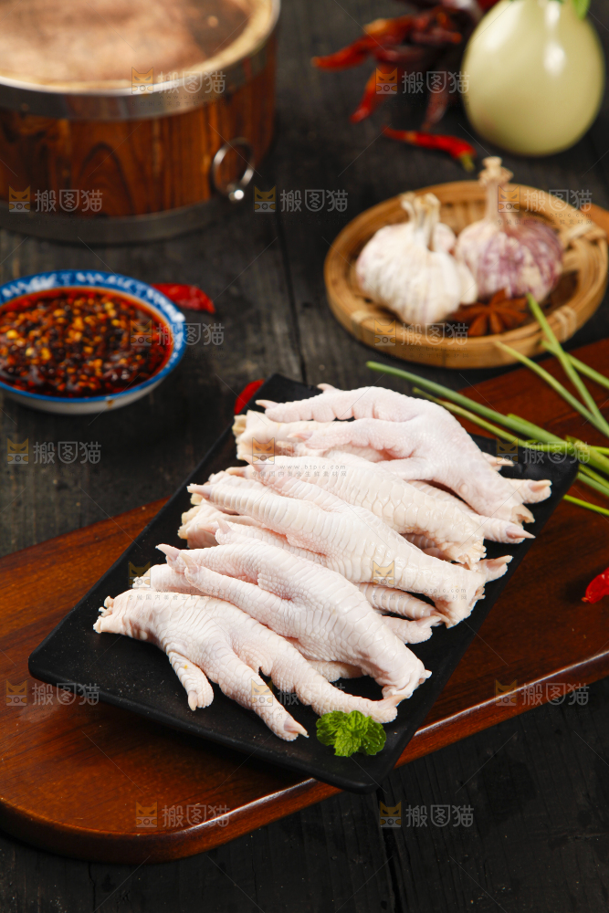 木板上放着一盘鸡爪子