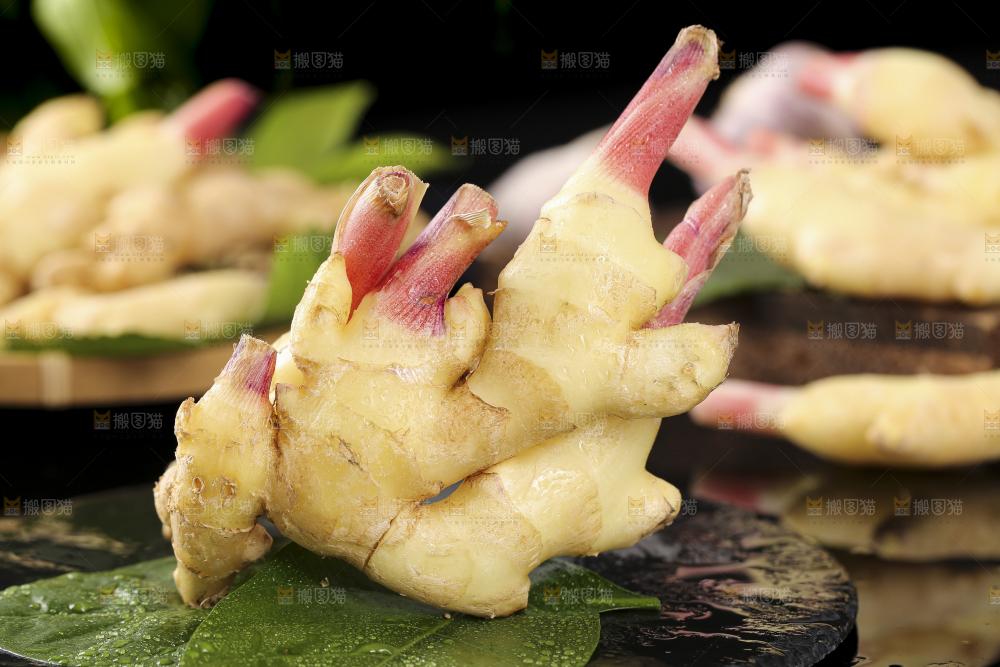 黑石板上放着红芽嫩仔姜