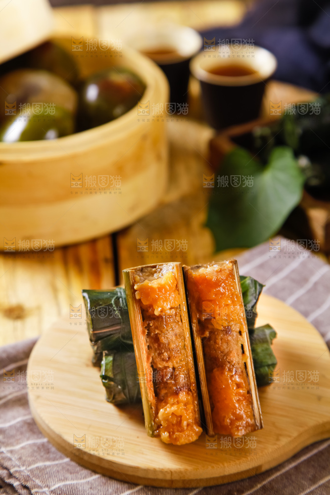 木板上的竹筒粽子