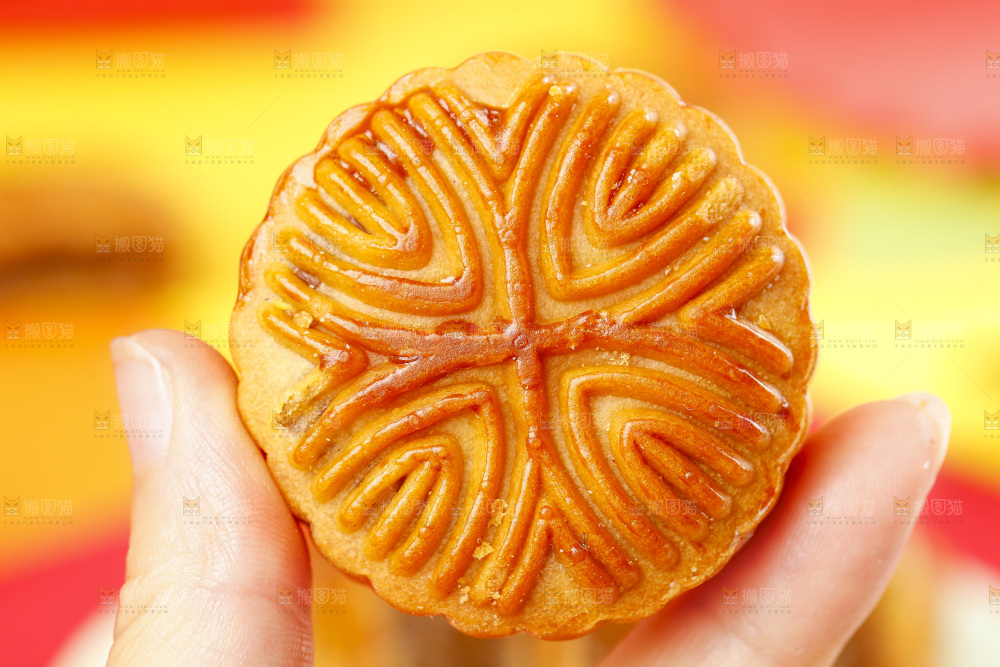 手里拿着手工月饼