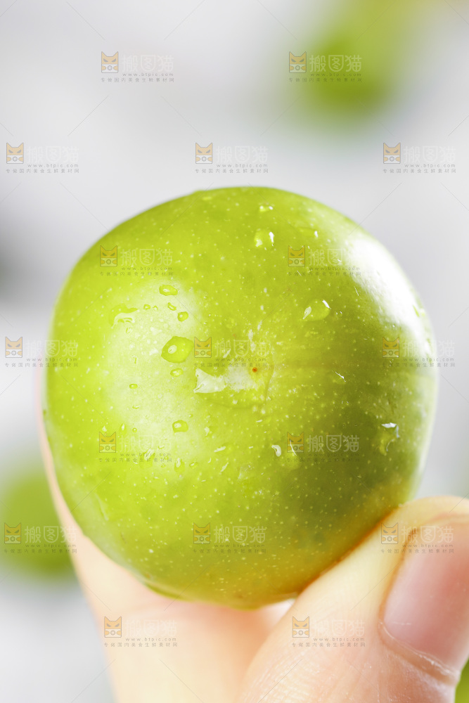 手里拿着新鲜李子
