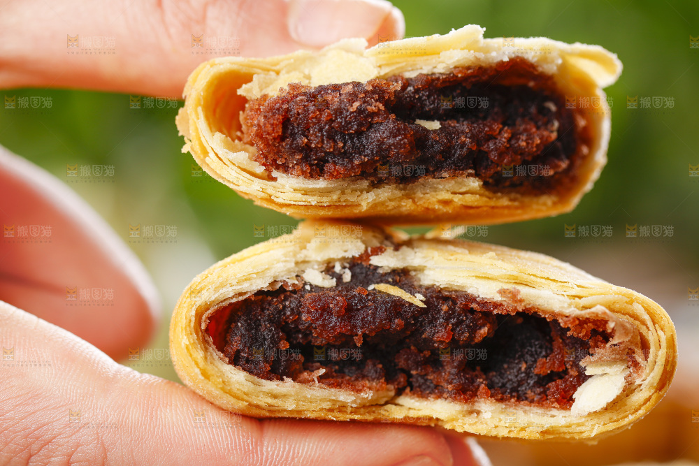 手里拿着老月饼