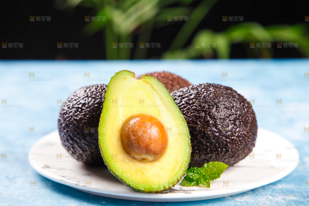 盘子里装着新鲜牛油果