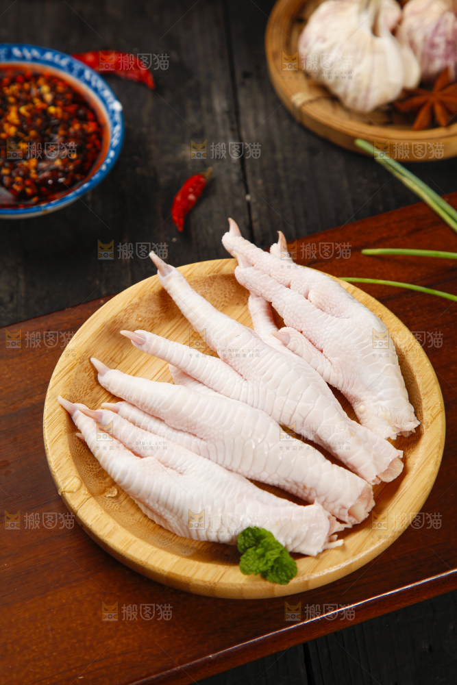 木板上放着一盘鸡爪子