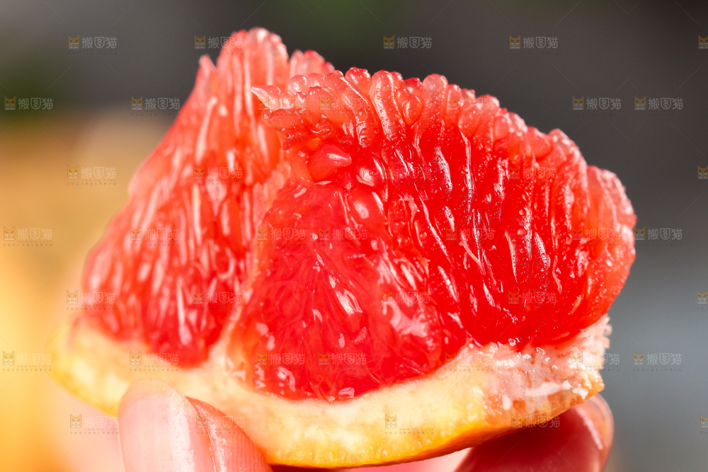 手上拿着南非西柚
