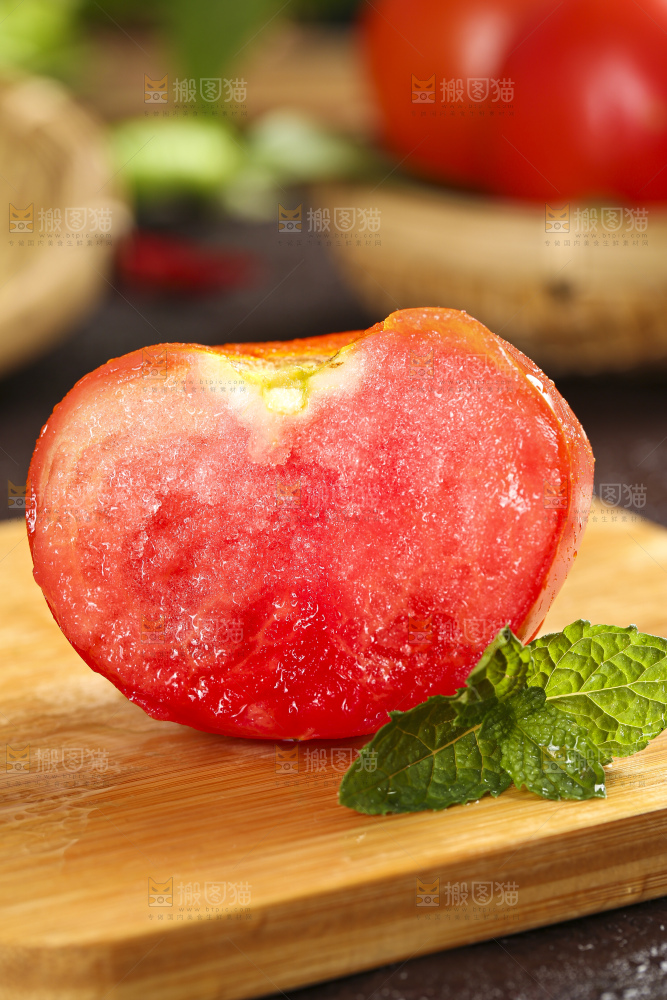 木板上的大番茄