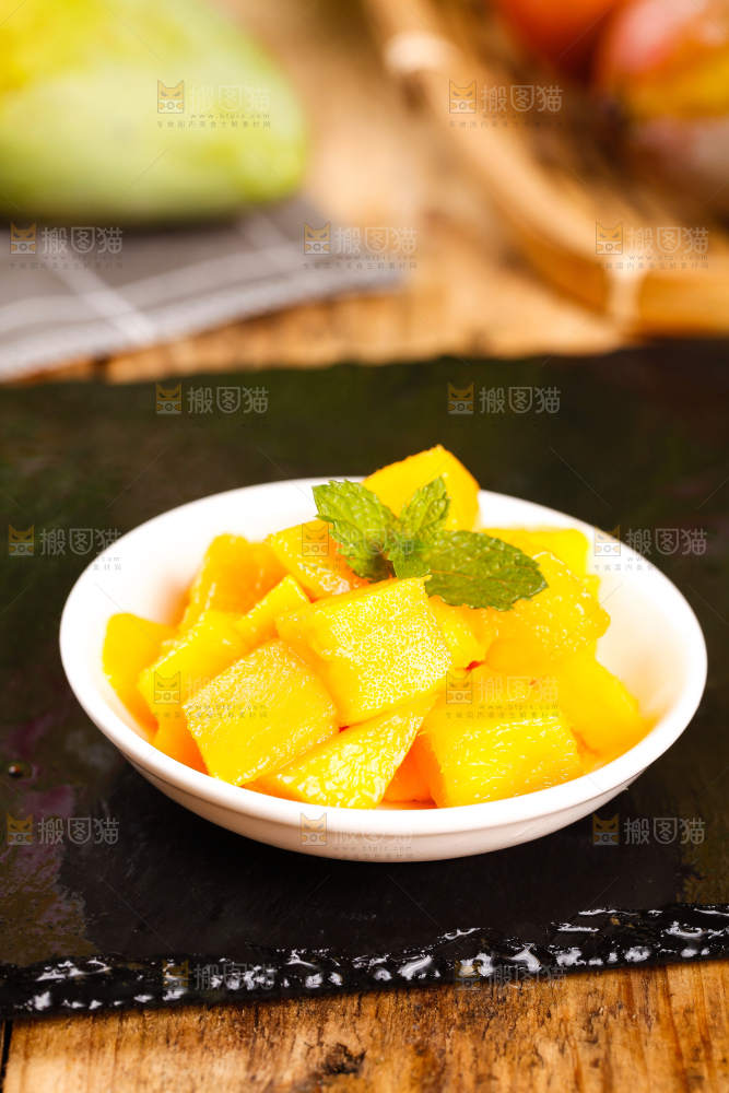碟子上放着芒果果肉