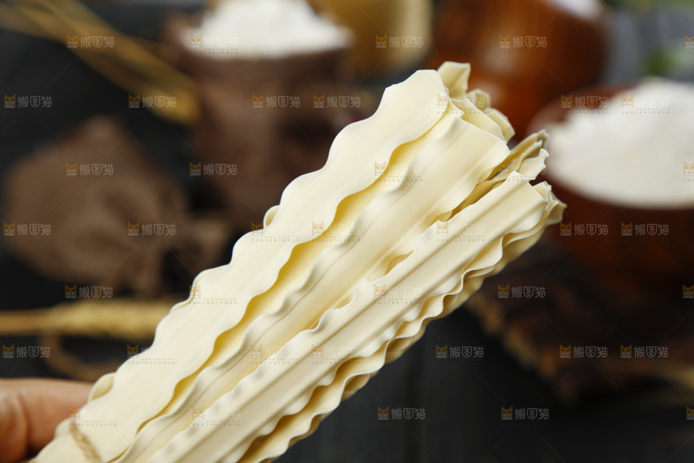 木板上放着手工刀削面