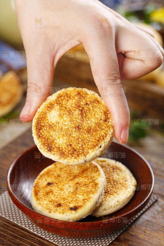 手里拿着手工芝麻饼