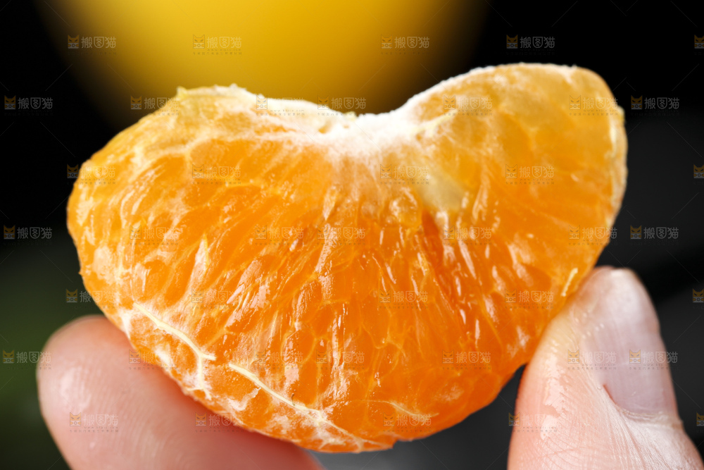 手里拿着椪柑橘