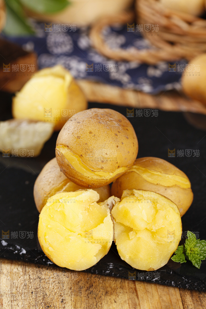 黑石板上摆放着黄心小土豆