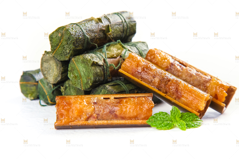 白底上放着竹筒肉粽