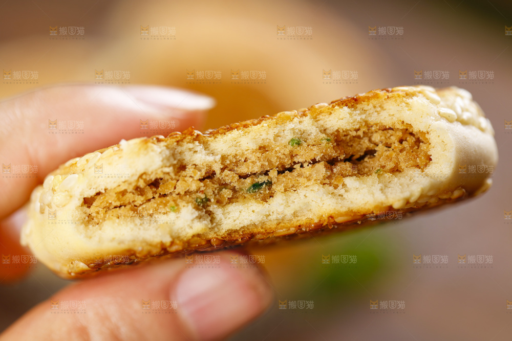 手里拿着手工芝麻饼