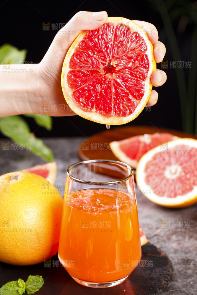 手里拿着南非红西柚