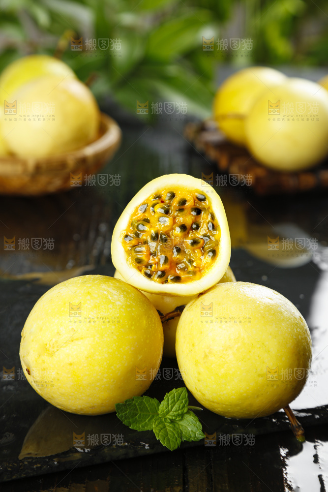 黑石板上摆放着新鲜百香果