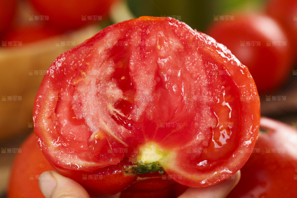 手里拿着大番茄