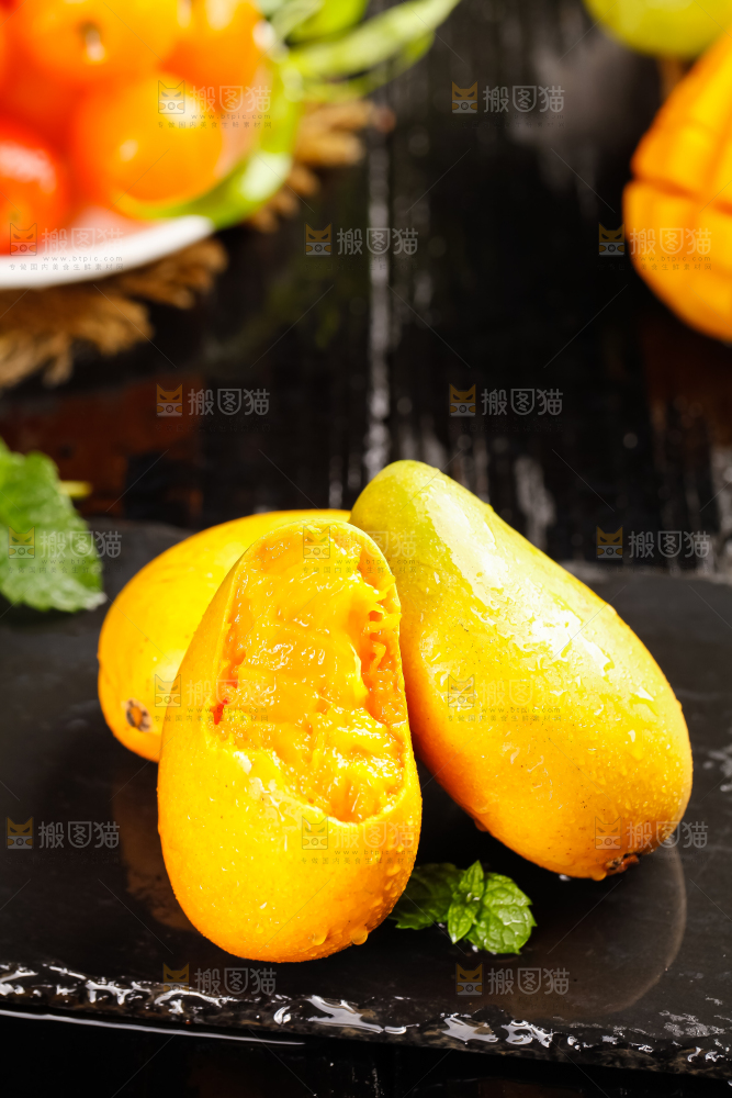 石板上的新鲜芒果