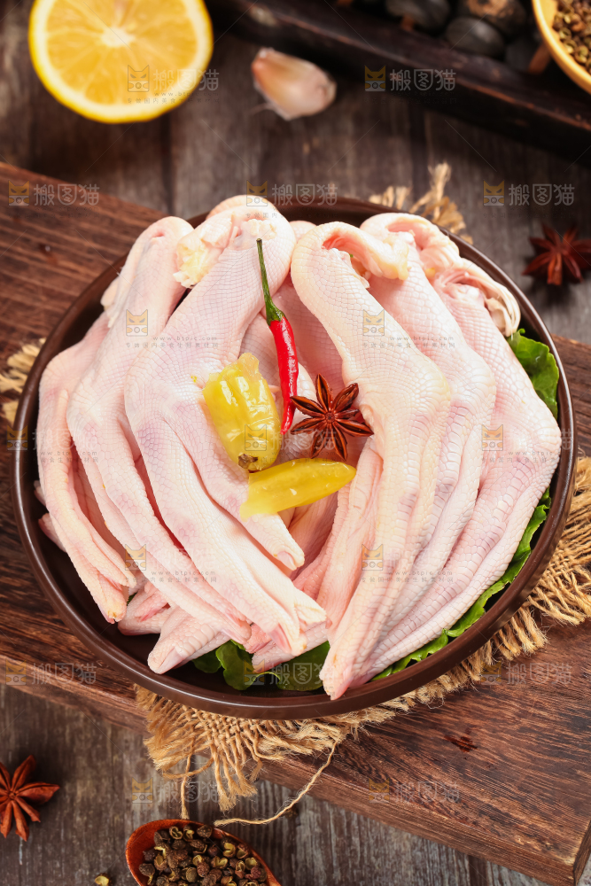 盘子里放着新鲜鸭掌