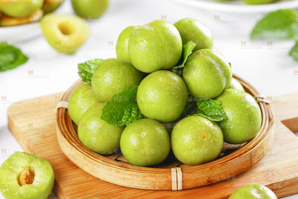 盘子里的土李子