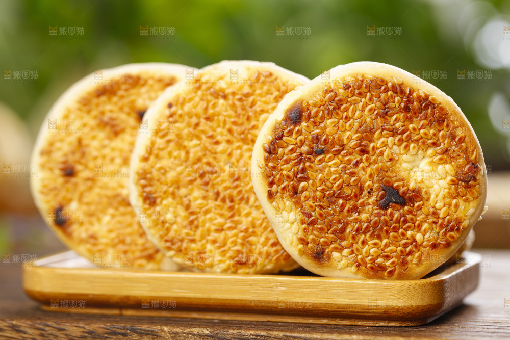 盘子里装着芝麻饼