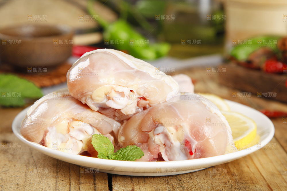 板子上放腌鸡腿