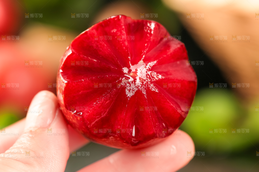 手里拿着红心李