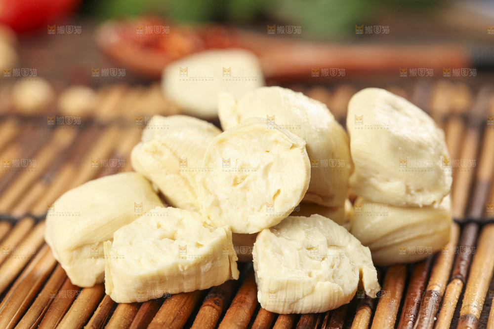 竹垫上放着云南包浆豆腐